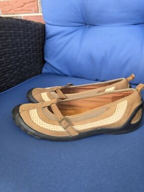 Privo By Clarks Women's Tan and Beige Mary Jane Flats with Buckle Strap Sz 7